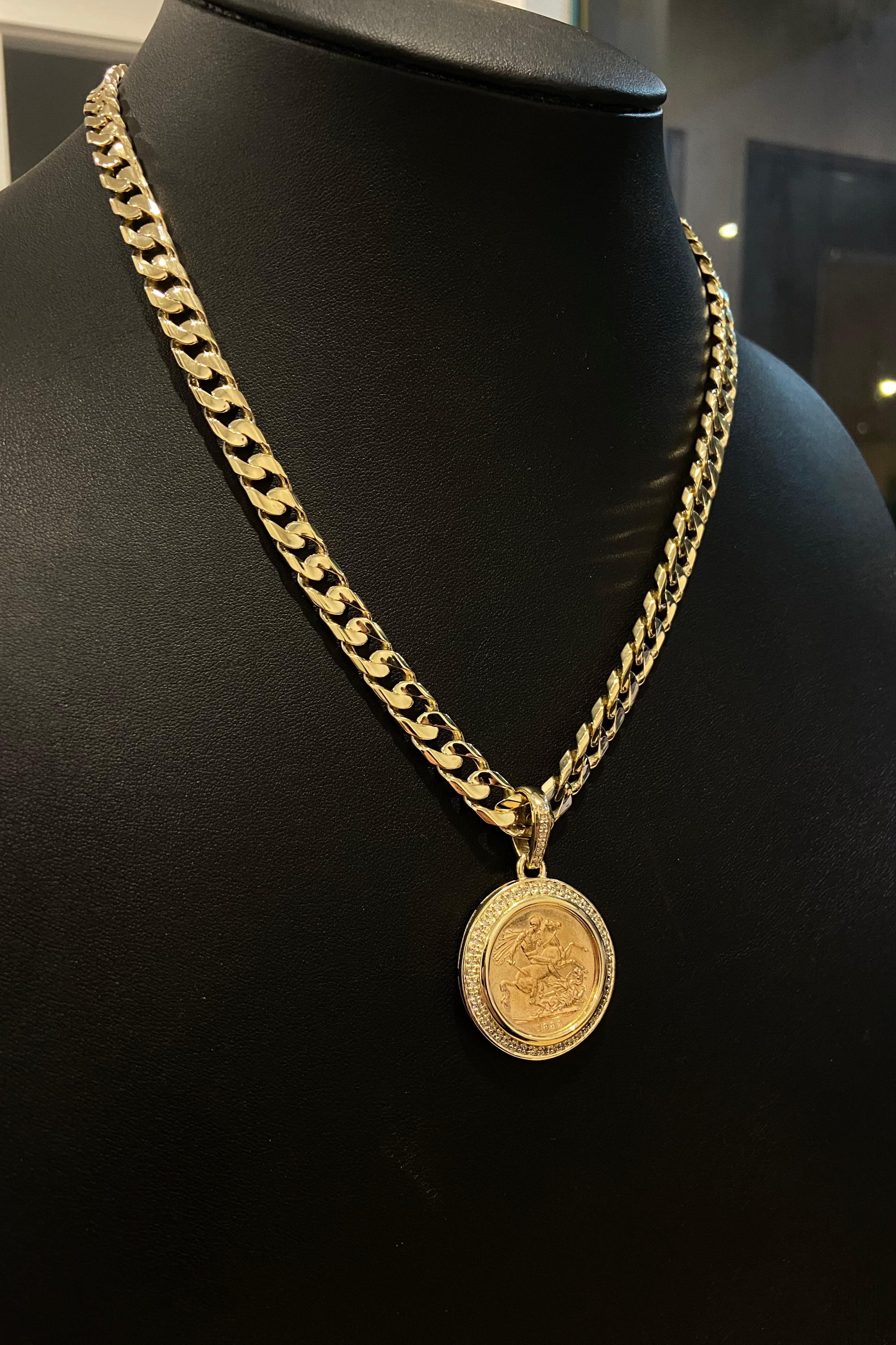 8 mm cuban paired with full sovereign diamond pendant