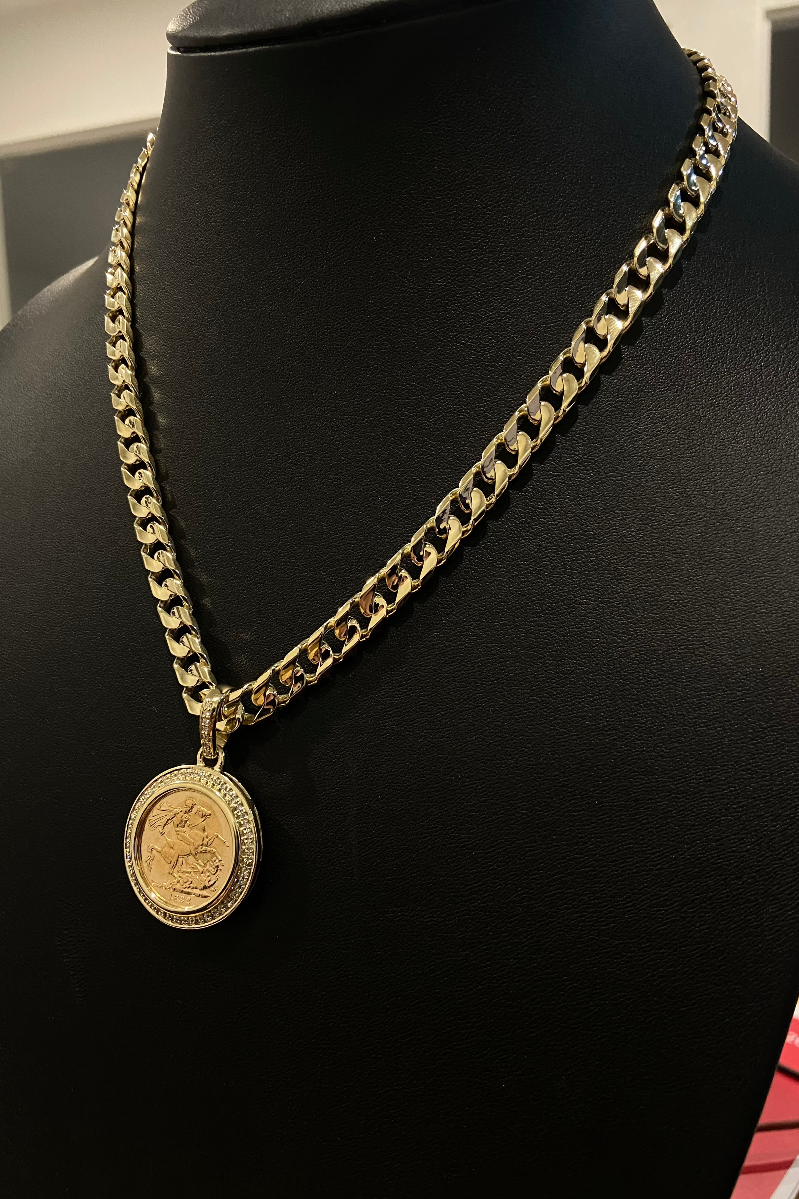 8 mm cuban paired with full sovereign diamond pendant