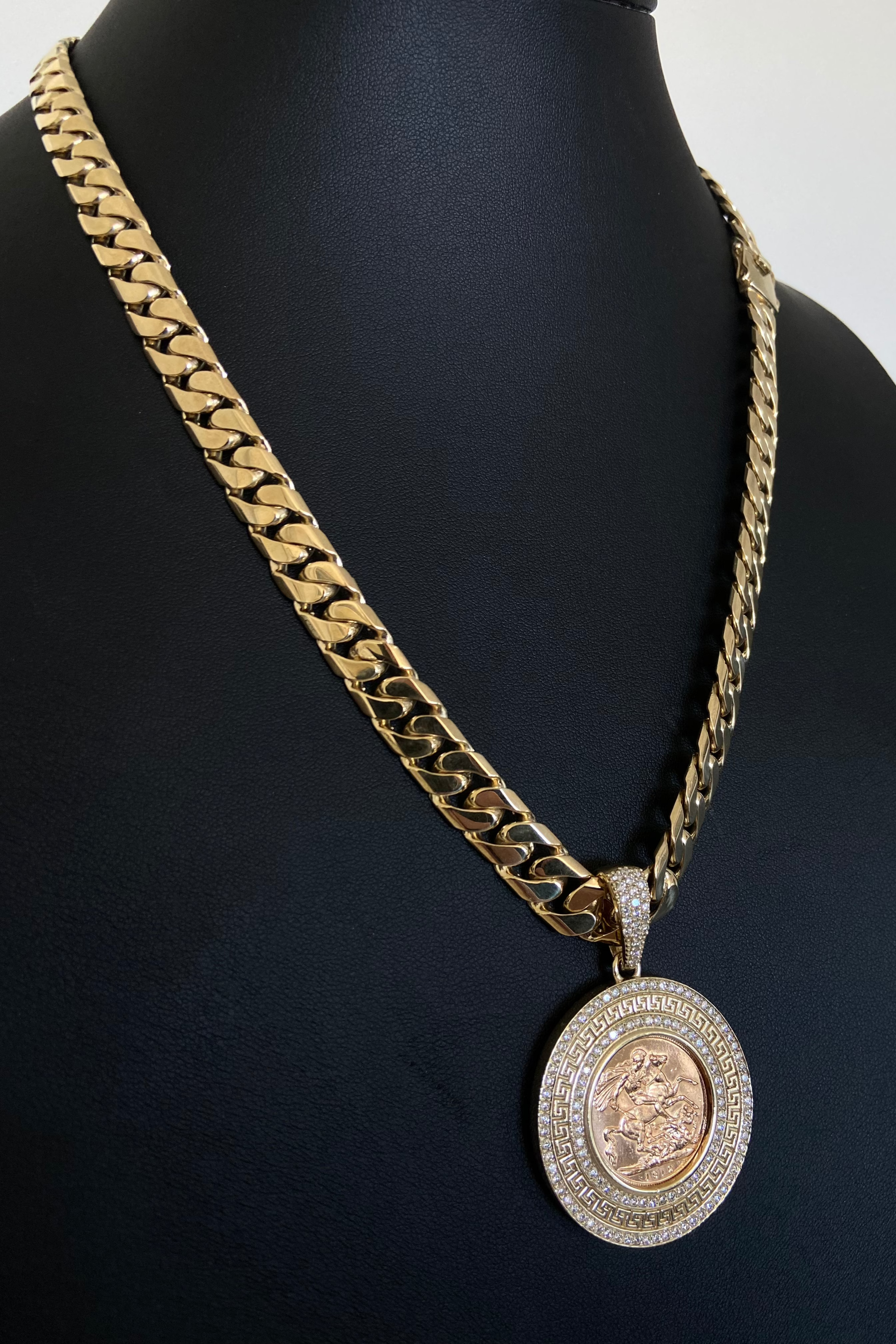 11mm cuban paired with full sovereign double diamond pendant