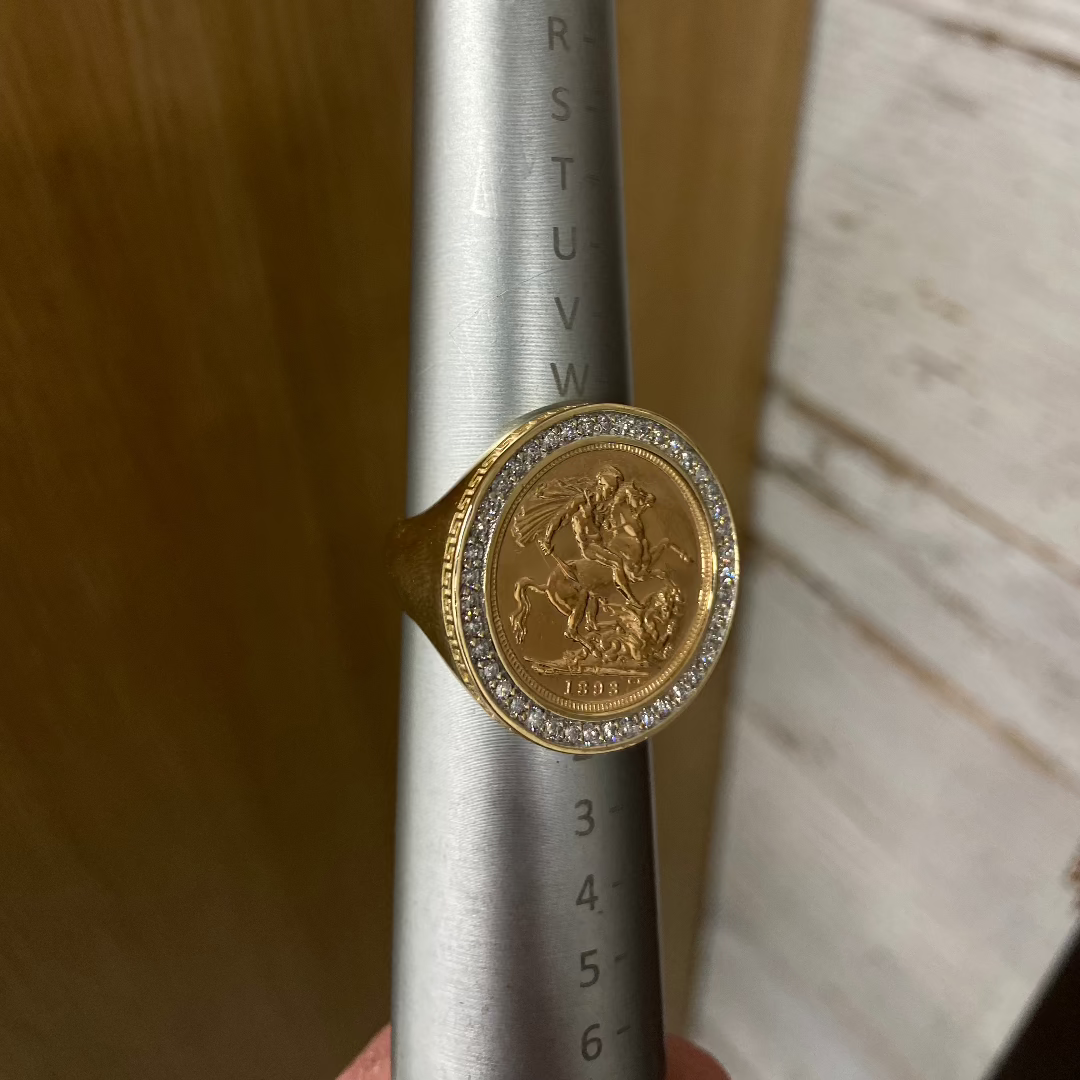 Full sovereign ring with diamonds