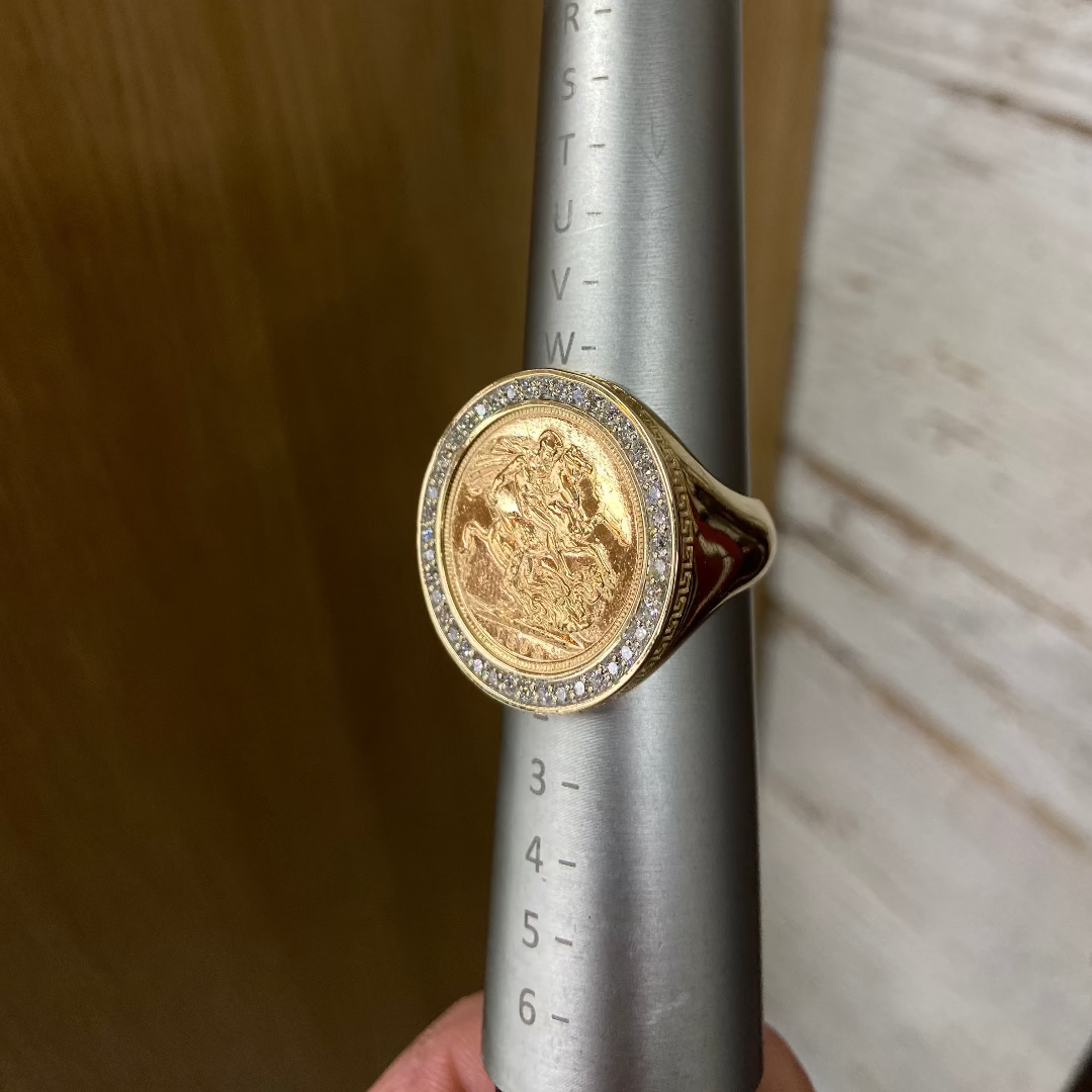 Full sovereign ring with diamonds